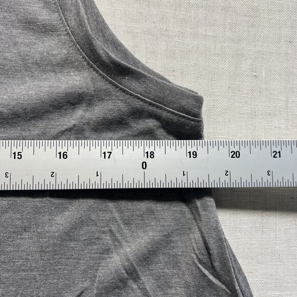 Men Gray sleeveless Tee Sz M PRE owned Excellent - Picture 4 of 6